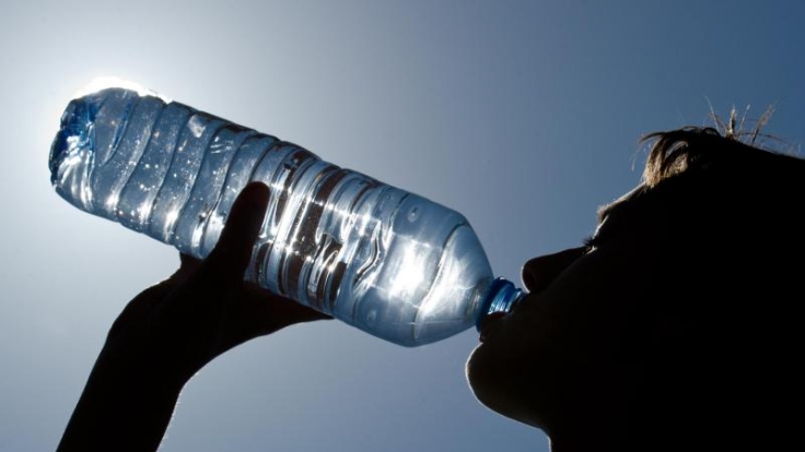 Im Mineralwasser-Test der Stiftung Warentest fielen Verunreinigungen auf. Aber wie schlimm sind dieser wirklich?