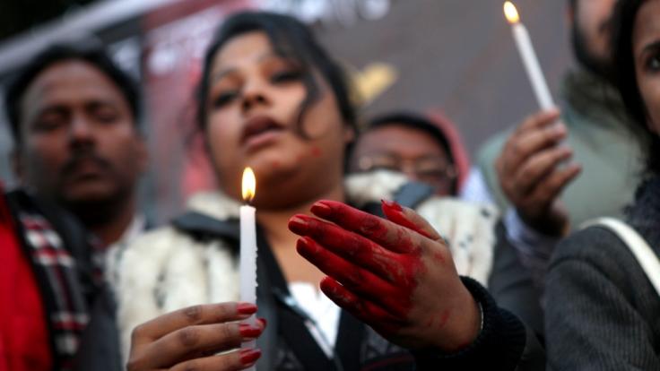 In Indien ist ein 16-jähriges Mädchen von vier ihrer Cousins und einem Lehrer vergewaltigt worden. (Symbolbild)