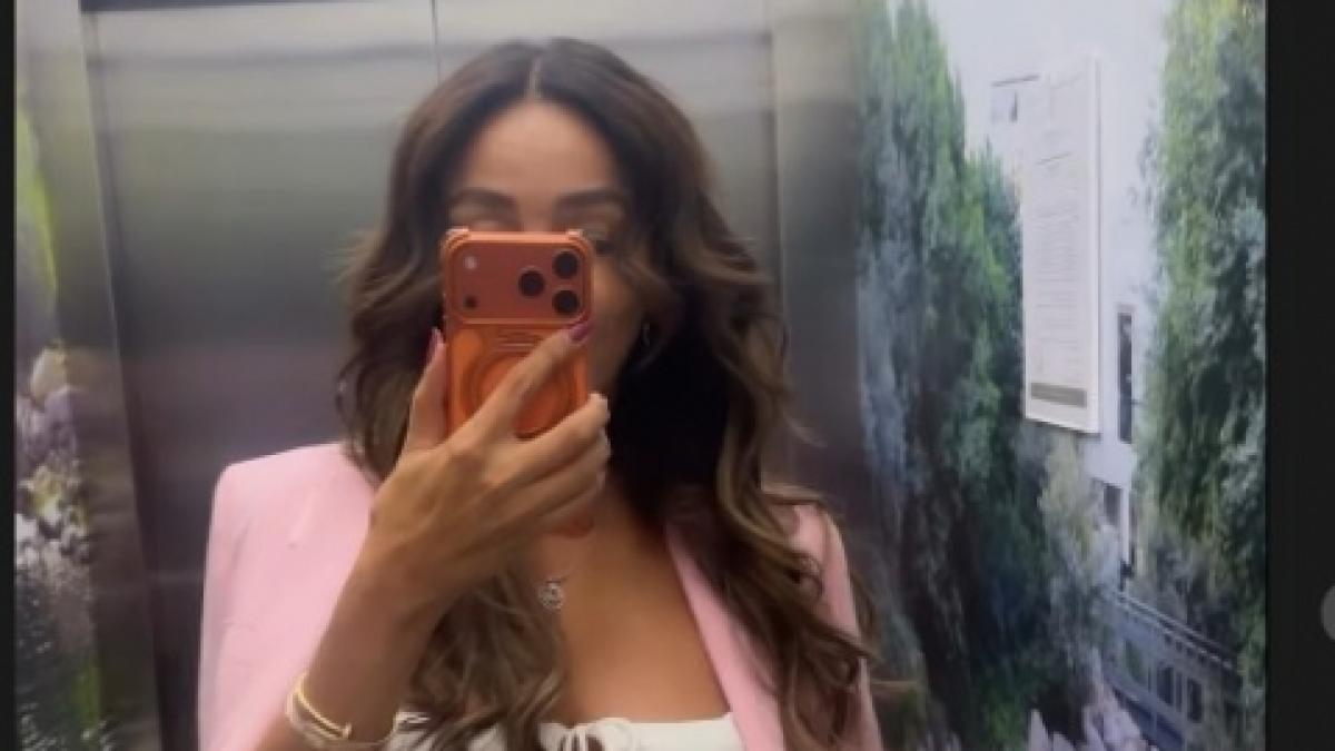 Ein genauer Blick im Fahrstuhl beweist: Das Outfit von Verona Pooth sitzt perfekt. (Foto)
