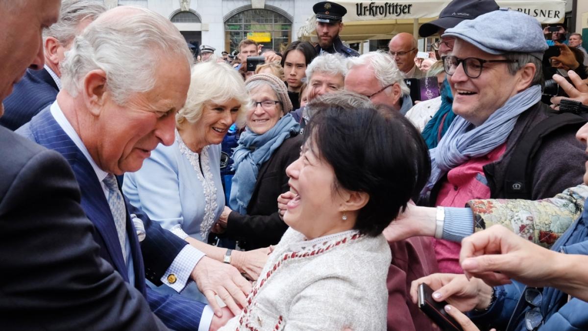 Ein Bad in der Menge: Der britische Prinz Charles und seine Frau, Herzogin Camilla, auf dem Thomaskirchhof. (Foto)