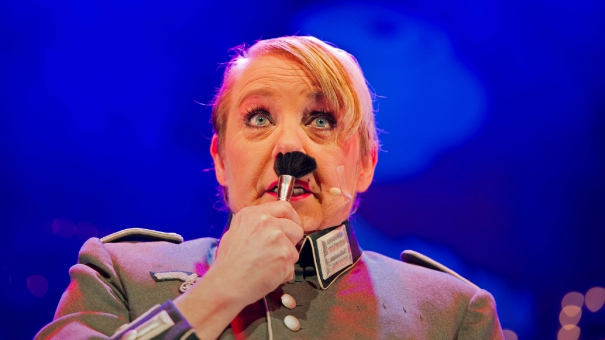 Franziska Mense-Moritz parodiert am 08.01.2014 in Dortmund (Nordrhein-Westfalen) Adolf Hitler. (Foto)
