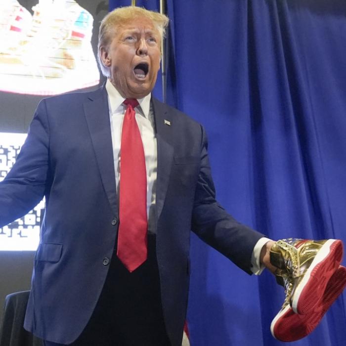 Schuh-Präsentation wird zum Fiasko! Ex-US-Präsident gnadenlos ausgebuht