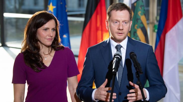 Ministerpräsident Michael Kretschmer (CDU) spricht nach seiner Vereidigung im Landtag neben seiner heutigen Frau Annett Hofmann zu den Journalisten.