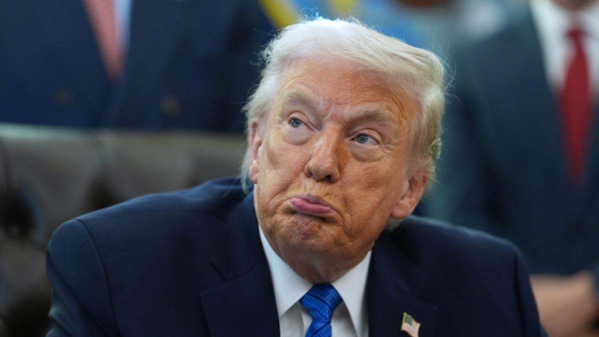 Aktivisten projizierten ein Video an eine Hauswand, in dem auch Trump mit den Epstein-Akten in Verbindung gebracht wird. (Foto)