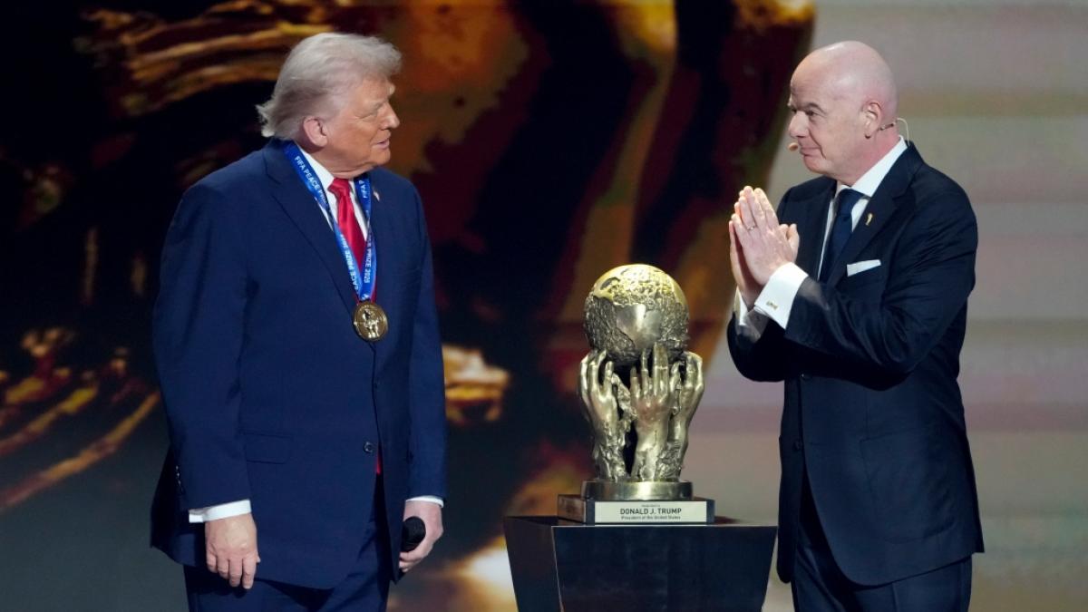 Gianni Infantino (r.) &uuml;berreichte Donald Trump (l.) im Dezember 2025 den neuen FIFA-Friedenspreis. Nun soll der US-Pr&auml;sident Einfluss bei der Fu&szlig;ball-WM genommen haben. (Foto)