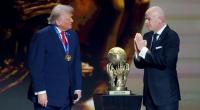 Gianni Infantino (r.) überreichte Donald Trump (l.) im Dezember 2025 den neuen FIFA-Friedenspreis. Nun soll der US-Präsident Einfluss bei der Fußball-WM genommen haben.