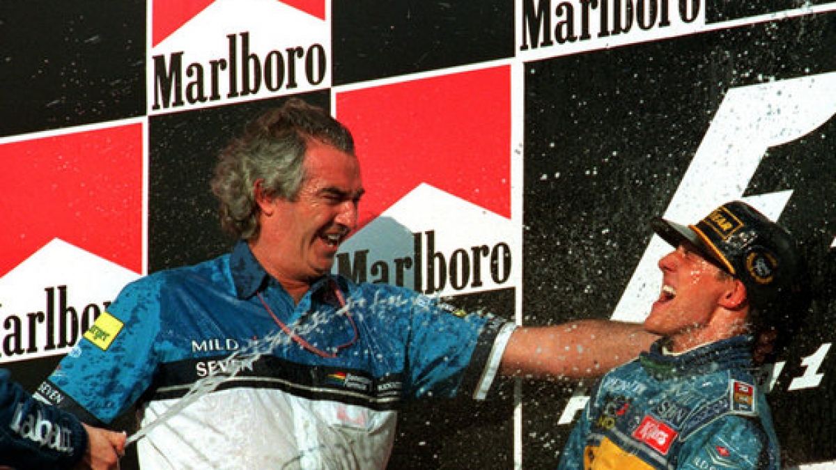 Michael Schumacher feierte mit Benetton-Teamchef Flavio Briatore 1995 auf dem Podium den Sieg im japanischen Aida. (Foto)