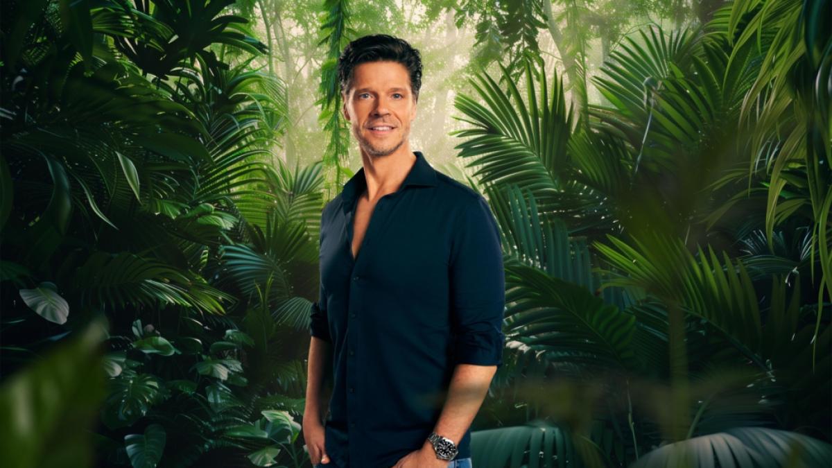 Etwas gegen den schlechten Geschmack: Schauspieler Stephen D&uuml;rr nimmt Mundwasser mit ins Dschungelcamp. (Foto)