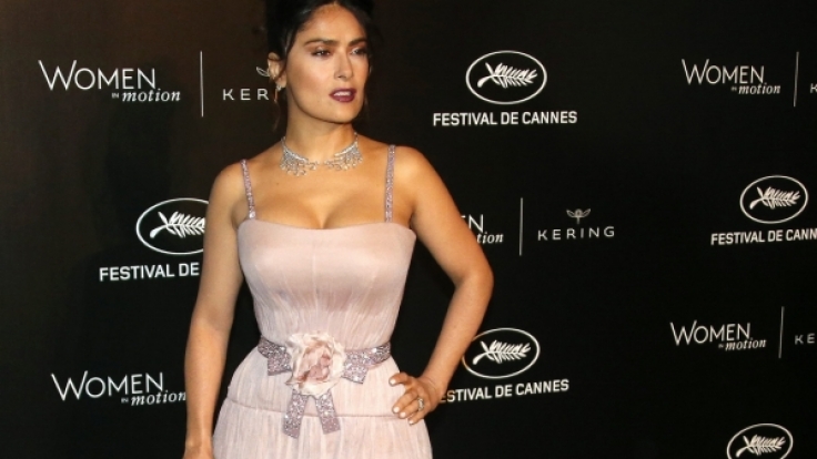 Ein Busen-Battle verliert Salma Hayek im Normalfall nicht.