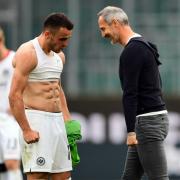 Adi Hütter (r) und sein Spieler Filip Kostic jubeln nach Spielende (VfL Wolfsburg - Eintracht Frankfurt, 2020).