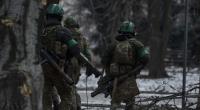 Ukrainische Soldaten patrouillieren in Bachmut.