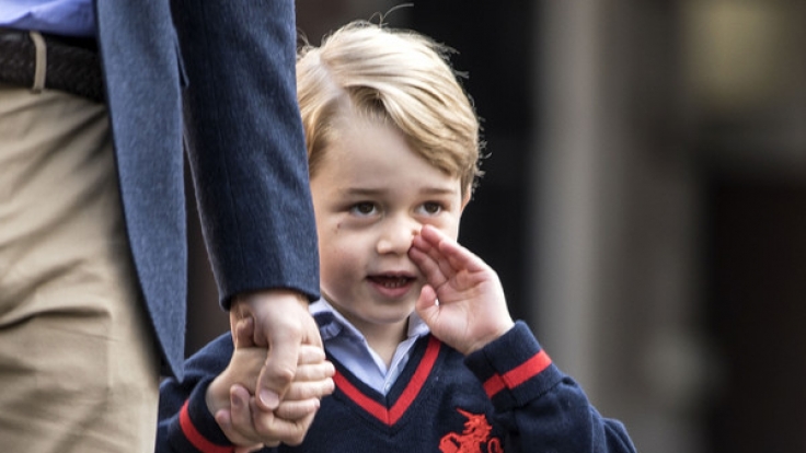 Prinz George (4) wirkte am ersten Schultag etwas eingeschüchtert.