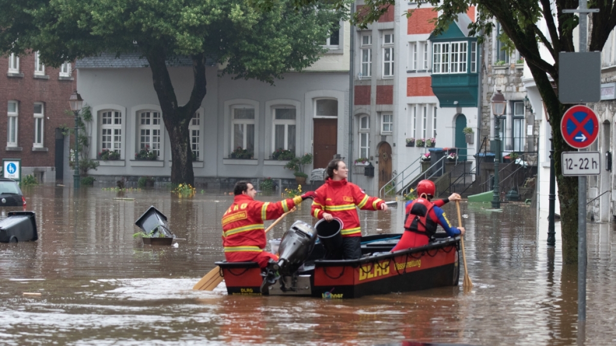 Ein Boot der Deutschen Lebens-Rettungs-Gesellschaft (DLRG) ist bei Hochwasser unterwegs. (Foto)