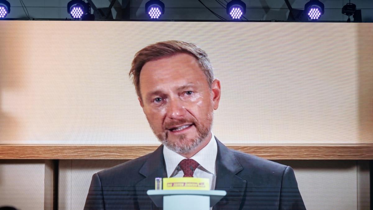 Christian Lindner sitzt von Covid-19 gezeichnet in den USA in Corona-Quarant&auml;ne - lie&szlig; sich den FDP-Parteitag jedoch nicht entgehen. (Foto)