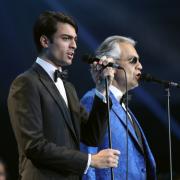 Andrea Bocelli steht gemeinsam mit seinem Sohn Matteo Bocelli auf der Bühne.