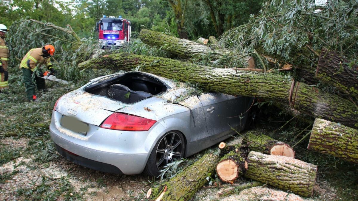 Ein heftiges Unwetter hat in Teilen Bayerns am Dienstag f&uuml;r zahlreiche Eins&auml;tze von Polizei und Feuerwehr gesorgt. (Foto)