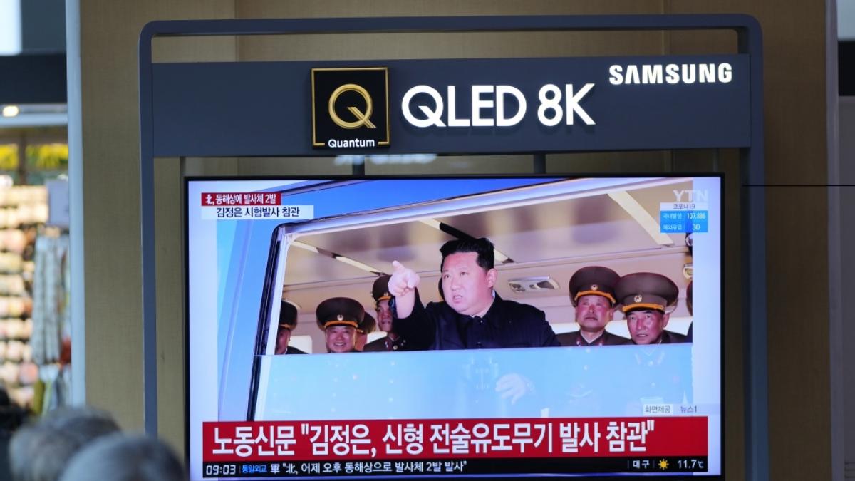 Ein Fernsehbildschirm in Seoul zeigt eine Nachrichtensendung &uuml;ber Nordkoreas Machthaber Kim Jong-un, in der von einem angeblichen Test einer neuartigen "Lenkwaffe" berichtet wird. (Foto)