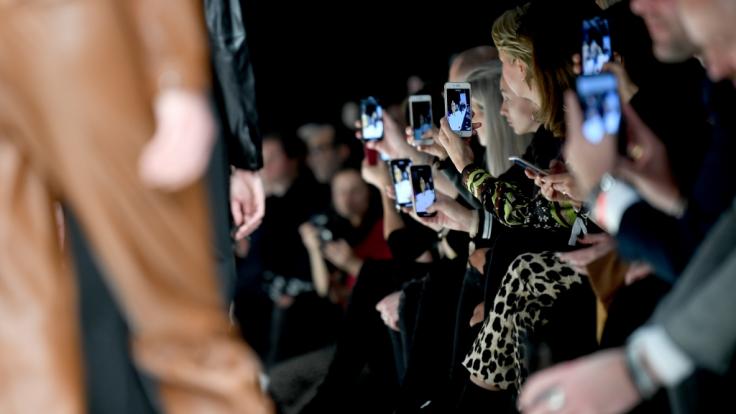 Die Berlin Fashion Week muss 2021 aufgrund der Coronapandemie ohne Live-Publikum auskommen - die Modenschauen gibt's stattdessen im Live-Stream.