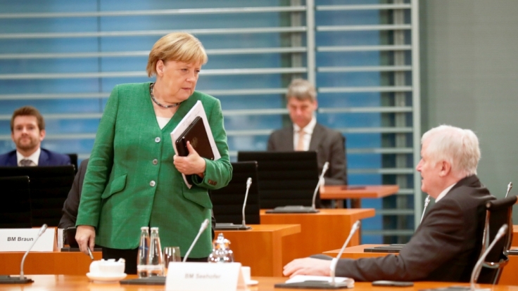 Kanzlerin Merkel und Innenminister Seehofer einigten sich auf die Aufnahme von 1.500 Geflüchteten von Moria. Auf Twitter entbrennt eine hitzige Debatte.