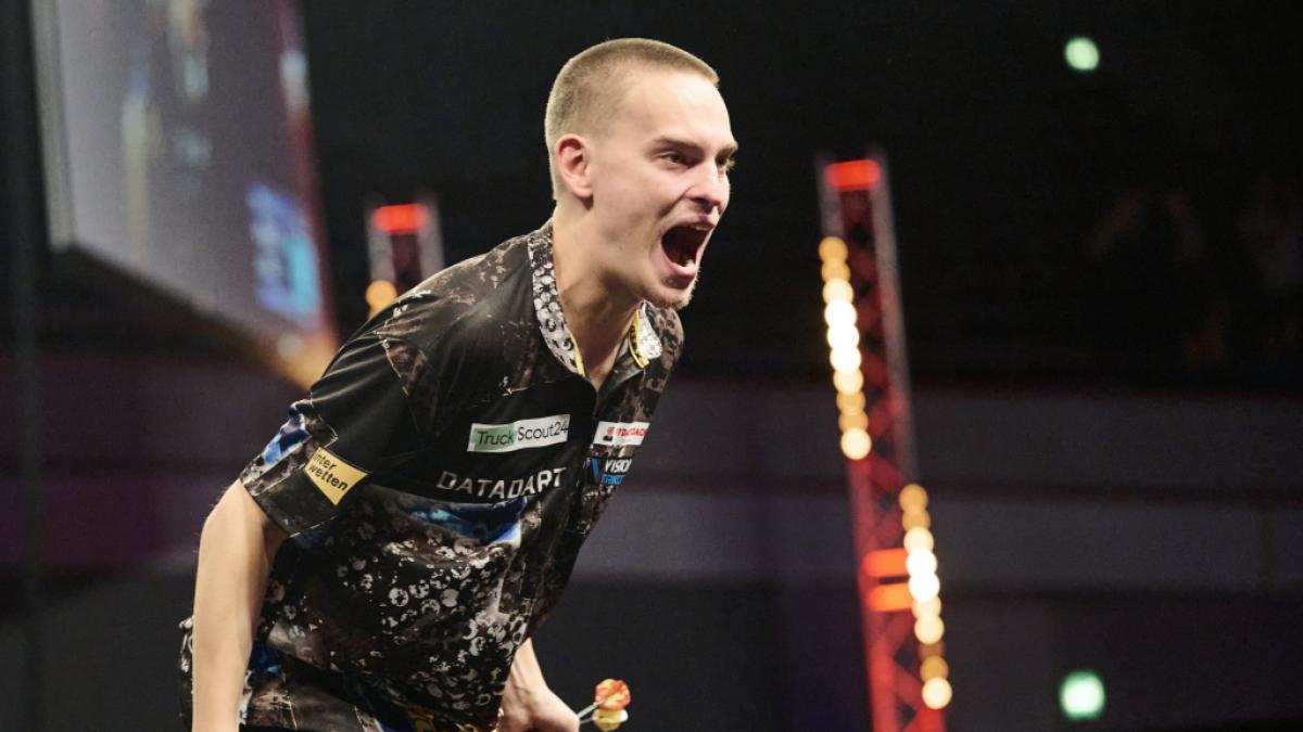 Pikachu ist nicht zu stoppen: Bei der Darts-EM in Dortmund sorgte Deb&uuml;tant Ricardo Pietreczko f&uuml;r eine kleine Sensation, als er Titelverteidiger Ross Smith aus dem Turnier fegte. (Foto)