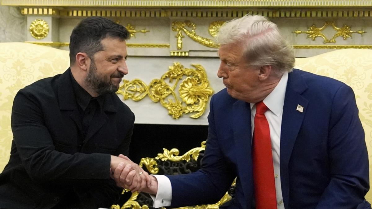 Selenskyj r&uuml;hrte Trump mit einem symbolischen Geschenk: einem Golfschl&auml;ger. (Foto)