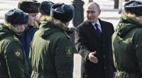 Wladimir Putin spricht mit Soldaten anlässlich der nationalen Feierlichkeiten zum 