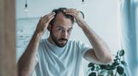 Wer mit Haarausfall kämpft, sollte sein Glück mit erprobten Hausmitteln ohne schwere Nebenwirkungen probieren.