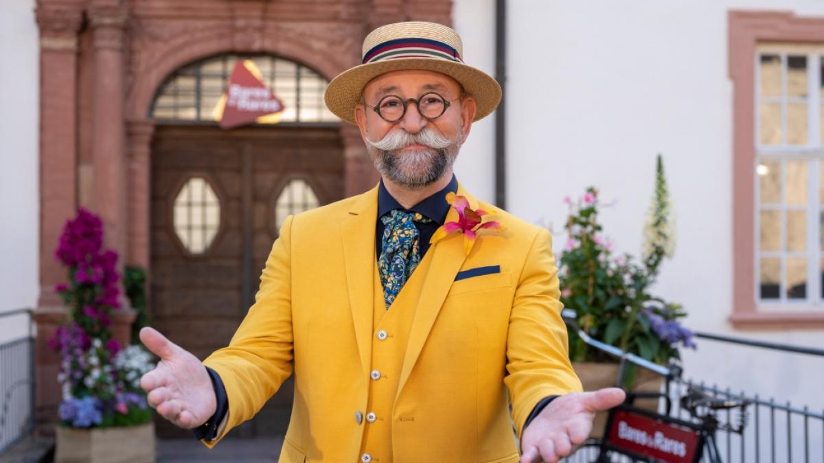 Horst Lichter begr&uuml;&szlig;t in der Sommer-Ausgabe von "Bares f&uuml;r Rares" Rarit&auml;tenbesitzer mit ihren im Kloster Eberbach. (Foto)