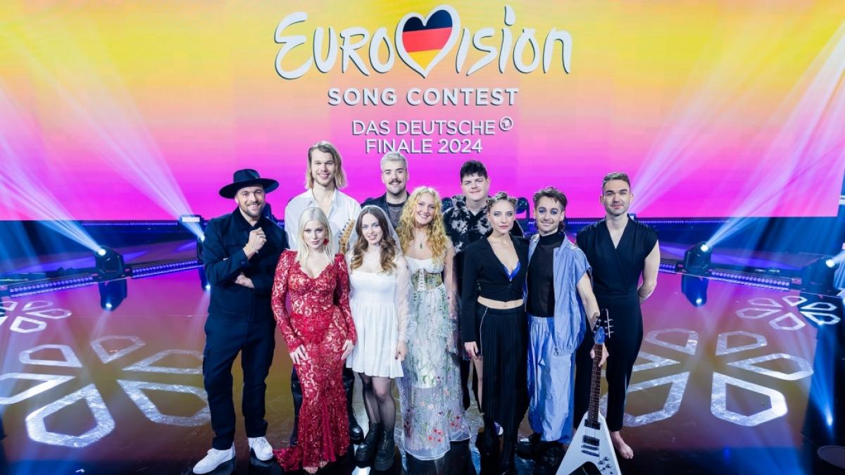 Marie Reim (vorne, l-r), Leona, Bodine Monet, Mona und Paul von GALANT, Ryk, Max Mutzke (hinten, l-r), NinetyNine, Floryan und ISAAK stehen bei der Probe zum "Eurovision Song Contest - Das deutsche Finale 2024" f&uuml;r ein Gruppenfoto auf der B&uuml;hne. (Foto)