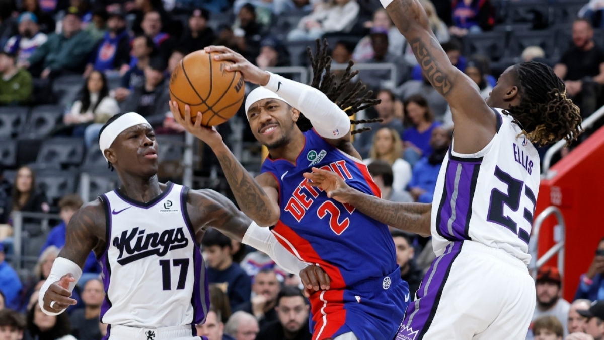 Daniss Jenkis von den Detroit Pistons passt den Ball gegen Dennis Schr&ouml;der und Keon Ellis (r) von den Sacramento Kings, am 25.01.2026. (Symbolbild) (Foto)