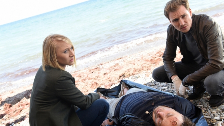 Nora Weiss (Anna Maria Mühe) und Simon Brandt (Jan Krauter, r.) begutachten den Leichnam von Patrick Landau (Eric Langner, M.). Handelt es sich um Mord?
