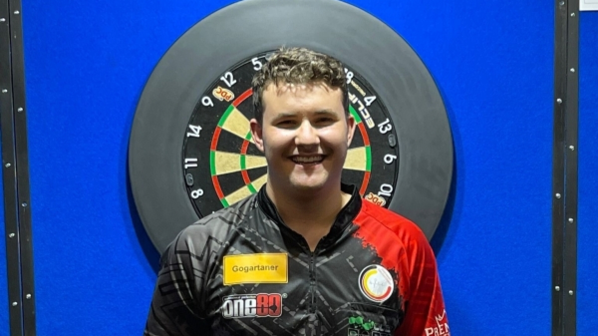 So sehen Sieger aus: Darts-Youngster Fabian Schmutzler hat sich mit 16 Jahren f&uuml;r die Darts-WM 2022 qualifiziert. (Foto)