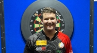 So sehen Sieger aus: Darts-Youngster Fabian Schmutzler hat sich mit 16 Jahren für die Darts-WM 2022 qualifiziert.