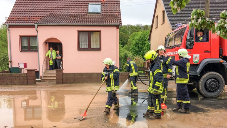 Die schweren Unwetter über Deutschland überschwemmen Straßen und Keller.