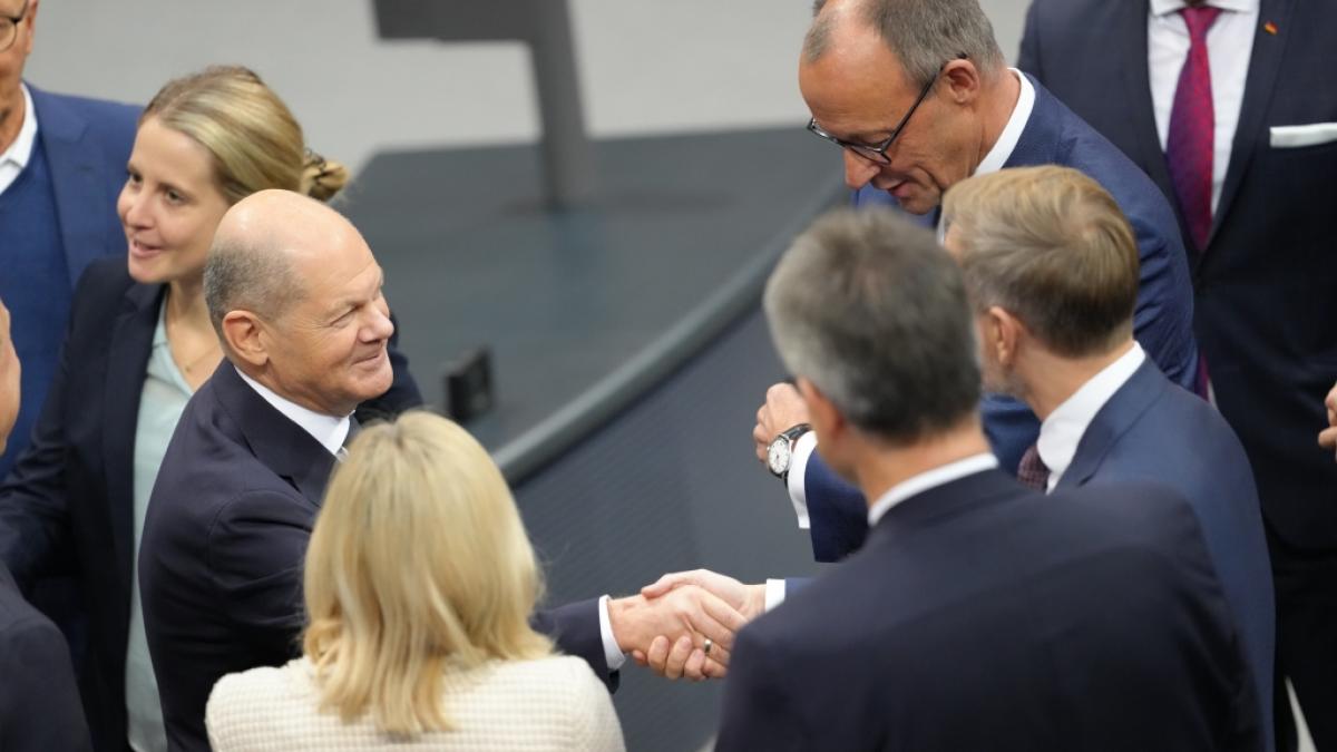 Was tuschelten Scholz, Lindner und Merz? (Foto)