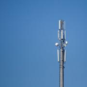 Beim bloßen Gedanken an Handy-Sendemasten bekommen «Elektrochonder» bereits panische Angst. Doch was ist dran an der schädlichen Strahlung?