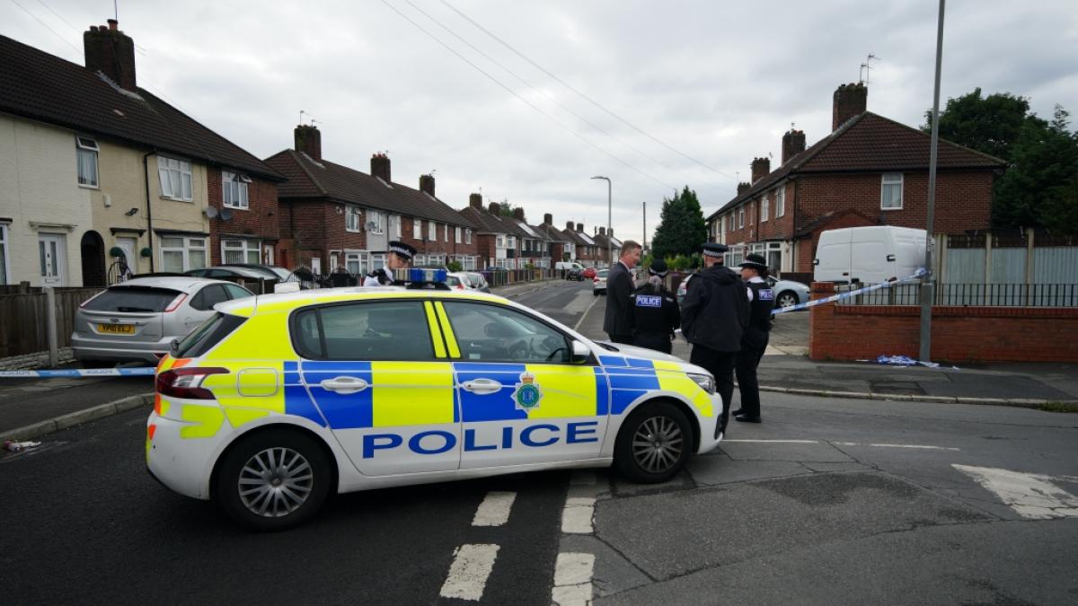 Polizei steht am Tatort in Knotty Ash, Liverpool, wo ein neunj&auml;hriges M&auml;dchen von einem Unbekannten erschossen wurde. Beamte der Merseyside Police haben eine Mordermittlung eingeleitet. (Foto)