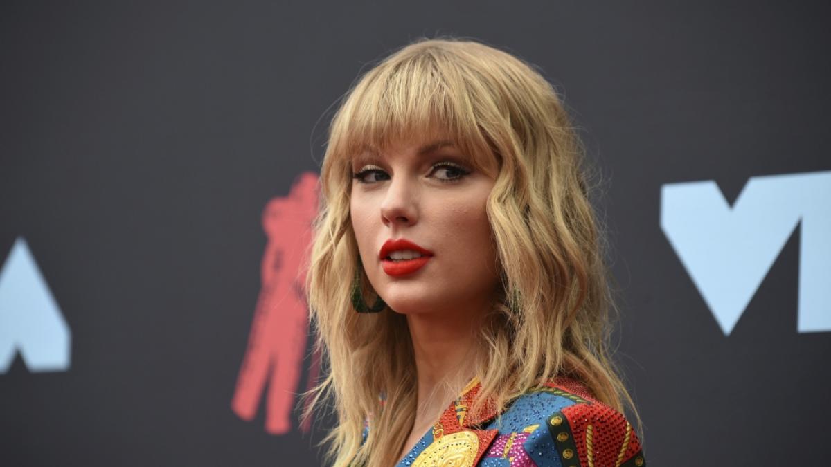 Taylor Swift zeigte sich bei den&nbsp;iHeartRadio Music Awards 2026 ganz verliebt mit ihrem Verlobten Travis Kelce. (Foto)