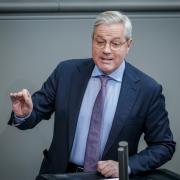 Auch CDU-Politiker Norbert Röttgen ist mit Entscheidungen des Kanzlers zum Ukraine-Krieg nicht einverstanden.