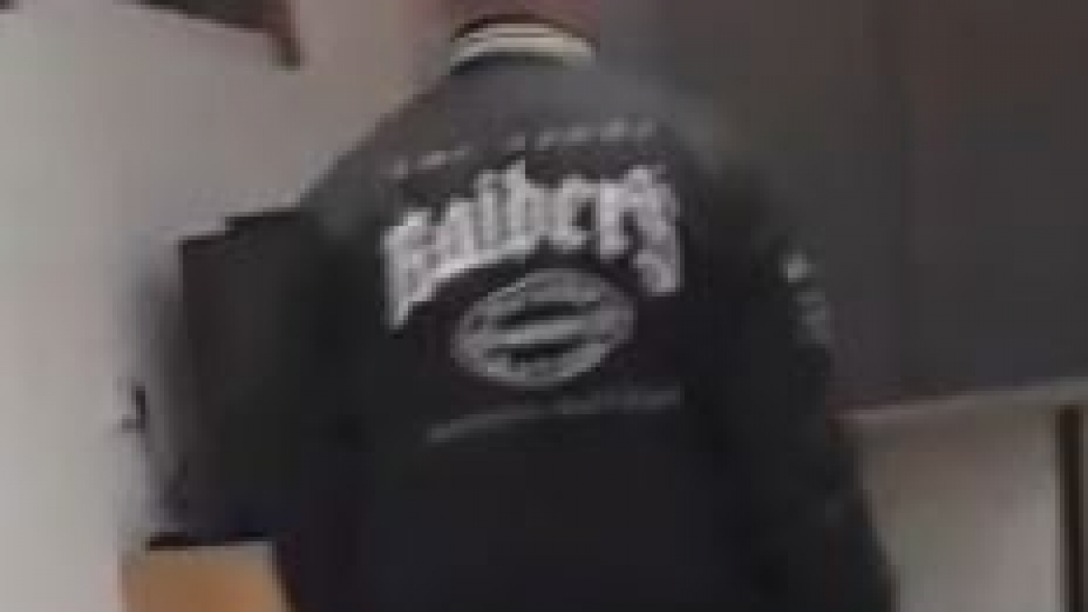 Die Polizei in Cloppenburg (Niedersachsen) sucht nach der Vergewaltigung einer 14-J&auml;hrigen nach diesem T&auml;ter, der zum Zeitpunkt der Tat eine auff&auml;llige Jacke trug. (Foto)