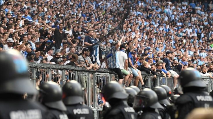 Polizisten sichern den Fanblock von 1860 München im Relegationsrückspiel gegen Jahn Regensburg.