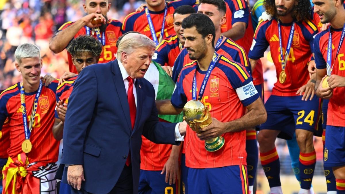 Bei der &Uuml;bergabe des Siegerpokals an die spanische Nationalmannschaft wollte Donald Trump partout nicht die zweite Geige spielen. (Foto)
