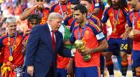 Bei der Übergabe des Siegerpokals an die spanische Nationalmannschaft wollte Donald Trump partout nicht die zweite Geige spielen.