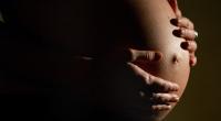 Das Mädchen hat ein Baby von ihrem Bruder bekommen.