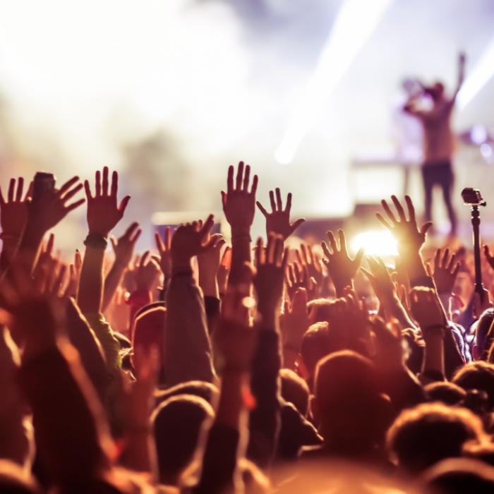 Schock-Video! XXL-Leinwand kracht bei Konzert auf Bühne und zerquetscht 2 Tänzer