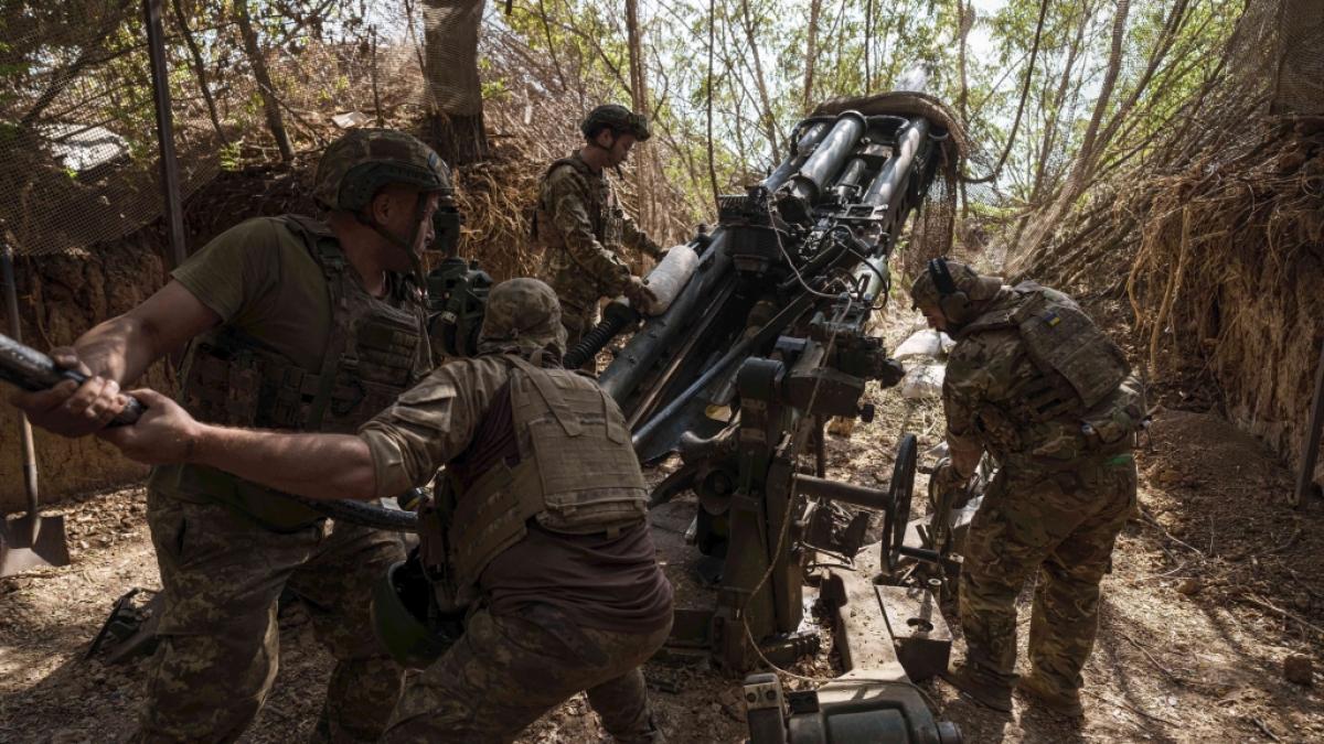 Ukrainische Soldaten nehmen mit einer Haubitze russische Stellungen ins Visier. Im Osten des Landes gelang es, einen Vorsto&szlig; von Putins Truppen zur&uuml;ckzudr&auml;ngen. (Foto)