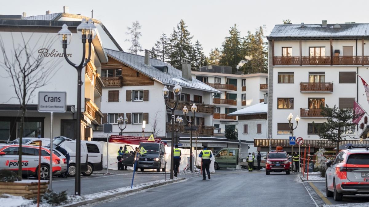 Polizeibeamte sind in der N&auml;he des Bereichs zu sehen, in dem in der Bar und Lounge Le Constellation nach einer Explosion in den fr&uuml;hen Morgenstunden der Silvesternacht ein Feuer ausgebrochen ist. (Foto)