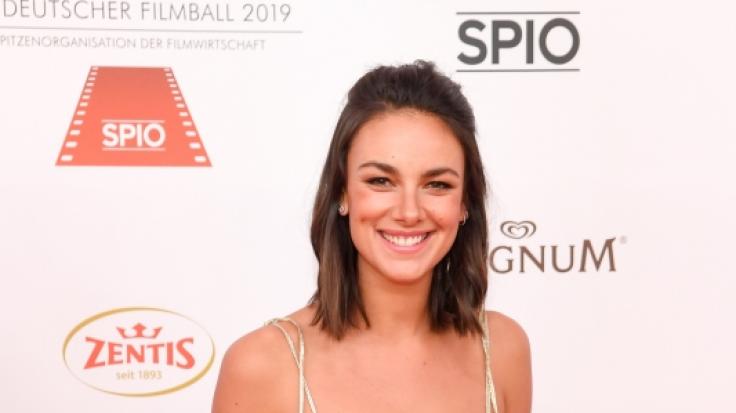 Beim Deutschen Filmball 2019 zeigte sich Janina Uhse noch deutlich züchtiger.