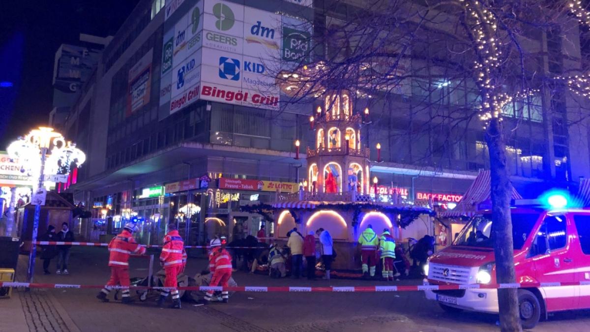 Rettungskr&auml;fte sind am Alten Markt in Magdeburg im Einsatz, nachdem ein Auto auf dem Weihnachtsmarkt in eine Menschenmenge gefahren war. (Foto)