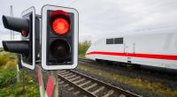 Der erste Warnstreik im Tarifstreit mit der Deutschen Bahn ist gerade erst vorbei - nun lässt die Gewerkschaft GDL über den unbefristeten Arbeitskampf abstimmen.